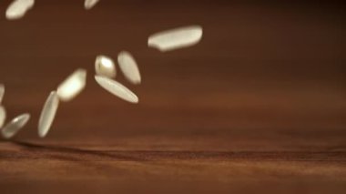Pirinç ahşap bir masaya düşer. 1000 fps 'de yüksek hızlı bir kamerayla çekildi. Yüksek kaliteli FullHD görüntüler