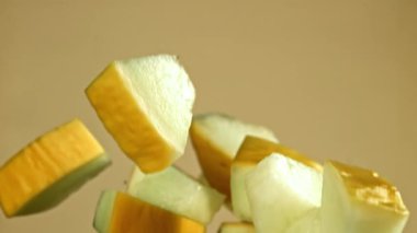 Kavun parçaları arka planda uçuşuyor. 1000 fps 'de yüksek hızlı bir kamerayla çekildi. Yüksek kaliteli FullHD görüntüler