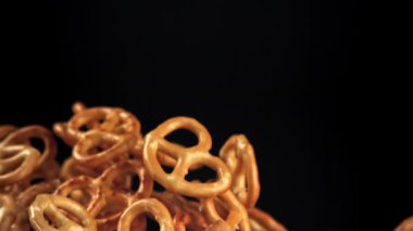 Tuzlu krakerler uçar ve siyah arka plana düşer. 1000 fps 'de yüksek hızlı bir kamerayla çekildi. Yüksek kaliteli FullHD görüntüler