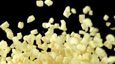 Mozzarella peyniri uçar ve siyah arka plana düşer. 1000 fps 'de yüksek hızlı bir kamerayla çekildi. Yüksek kaliteli FullHD görüntüler
