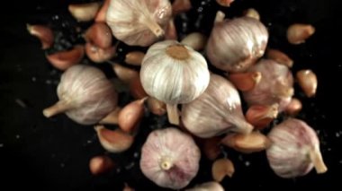 Sarımsak yukarı uçar ve siyah bir zemine düşer. 1000 fps 'de yüksek hızlı bir kamerayla çekildi. Yüksek kaliteli FullHD görüntüler