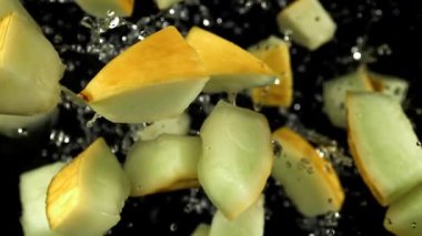 Karpuz parçaları siyah arka planda uçar. 1000 fps 'de yüksek hızlı bir kamerayla çekildi. Yüksek kaliteli FullHD görüntüler