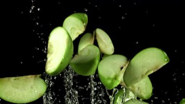 Yeşil elma parçaları uçar ve düşer. 1000 fps 'de yüksek hızlı bir kamerayla çekildi. Yüksek kaliteli FullHD görüntüler