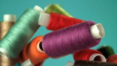 Mavi arka planda çok renkli iplikler uçuşuyor. 1000 fps 'de yüksek hızlı bir kamerayla çekildi. Yüksek kaliteli FullHD görüntüler