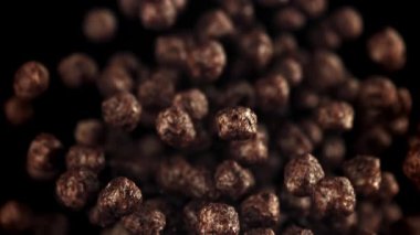 Çikolatalı mısır topları yukarı aşağı uçuyor. 1000 fps 'de yüksek hızlı bir kamerayla çekildi. Yüksek kaliteli FullHD görüntüler