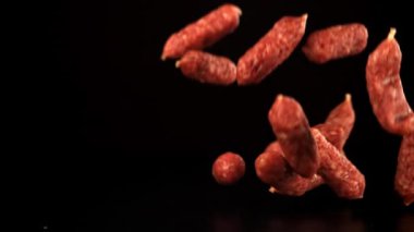 Mini salam siyah masaya düşer. 1000 fps 'de yüksek hızlı bir kamerayla çekildi. Yüksek kaliteli FullHD görüntüler