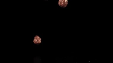 Çikolatalı mısır topları masaya düşer. 1000 fps 'de yüksek hızlı bir kamerayla çekildi. Yüksek kaliteli FullHD görüntüler