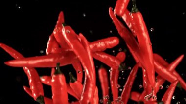Kırmızı biberler uçar ve düşer. 1000 fps 'de yüksek hızlı bir kamerayla çekildi. Yüksek kaliteli FullHD görüntüler