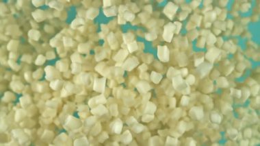 Mavi arka planda mozarella peyniri dilimleri uçuşuyor. 1000 fps 'de yüksek hızlı bir kamerayla çekildi. Yüksek kaliteli FullHD görüntüler