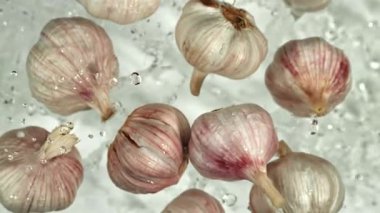 Sarımsak arka planda uçuşuyor. 1000 fps 'de yüksek hızlı bir kamerayla çekildi. Yüksek kaliteli FullHD görüntüler