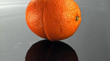 Portakal dilimleri ıslak bir yüzeye düşer. 1000 fps 'de yüksek hızlı bir kamerayla çekildi. Yüksek kaliteli FullHD görüntüler