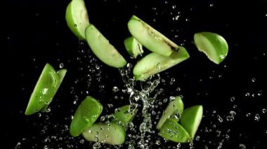 Yeşil elma parçaları uçar ve düşer. 1000 fps 'de yüksek hızlı bir kamerayla çekildi. Yüksek kaliteli FullHD görüntüler