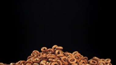 Direksiyondaki krakerler siyah arka planda yükselip alçalıyorlar. 1000 fps 'de yüksek hızlı bir kamerayla çekildi. Yüksek kaliteli FullHD görüntüler