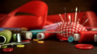 Dikiş iğnesi masaya düşer. 1000 fps 'de yüksek hızlı bir kamerayla çekildi. Yüksek kaliteli FullHD görüntüler