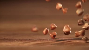 Karabuğday tahta bir masaya düşer. 1000 fps 'de yüksek hızlı bir kamerayla çekildi. Yüksek kaliteli FullHD görüntüler