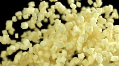 Mozzarella peyniri uçar ve siyah arka plana düşer. 1000 fps 'de yüksek hızlı bir kamerayla çekildi. Yüksek kaliteli FullHD görüntüler