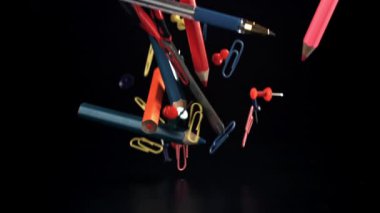 Çeşitli okul aletleri masaya düşer. 1000 fps 'de yüksek hızlı bir kamerayla çekildi. Yüksek kaliteli FullHD görüntüler