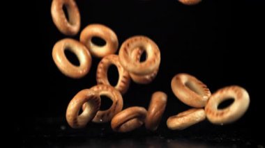 Krakerler masaya düşer. 1000 fps 'de yüksek hızlı bir kamerayla çekildi. Yüksek kaliteli FullHD görüntüler