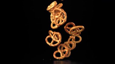 Tuzlu krakerler masaya düşer. 1000 fps 'de yüksek hızlı bir kamerayla çekildi. Yüksek kaliteli FullHD görüntüler