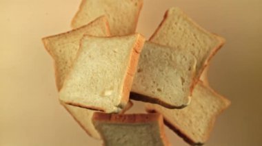 Ekmek parçaları yukarı uçar ve arka planda hafif bir zemine düşer. 1000 fps 'de yüksek hızlı bir kamerayla çekildi. Yüksek kaliteli FullHD görüntüler