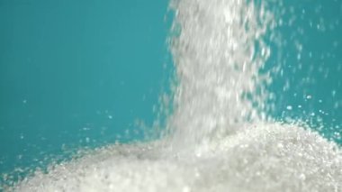 Şeker yukarı aşağı uçar. 1000 fps 'de yüksek hızlı bir kamerayla çekildi. Yüksek kaliteli FullHD görüntüler