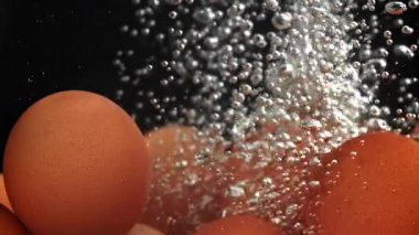 Kaynar suda tavuk yumurtası. 1000 fps 'de yüksek hızlı bir kamerayla çekildi. Yüksek kaliteli FullHD görüntüler