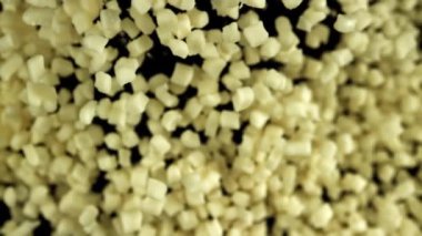 Mozzarella peyniri uçar ve siyah arka plana düşer. 1000 fps 'de yüksek hızlı bir kamerayla çekildi. Yüksek kaliteli FullHD görüntüler