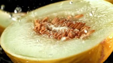 Bir damla su taze bir kavunun üzerine düşer. 1000 fps 'de yüksek hızlı bir kamerayla çekildi. Yüksek kaliteli FullHD görüntüler