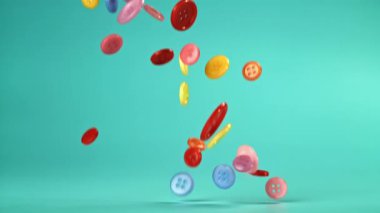 Masaya çok renkli dikiş düğmeleri düşer. 1000 fps 'de yüksek hızlı bir kamerayla çekildi. Yüksek kaliteli FullHD görüntüler