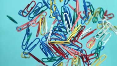 Çok renkli ataçlar yukarı uçar ve düşer. 1000 fps 'de yüksek hızlı bir kamerayla çekildi. Yüksek kaliteli FullHD görüntüler