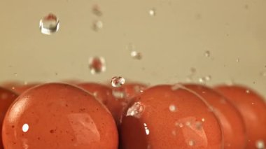 Tavuk yumurtasının üzerine bir damla su düşer. 1000 fps 'de yüksek hızlı bir kamerayla çekildi. Yüksek kaliteli FullHD görüntüler