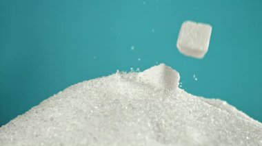 Rafine şeker küpleri şeker yığınının içine düşer. 1000 fps 'de yüksek hızlı bir kamerayla çekildi. Yüksek kaliteli FullHD görüntüler