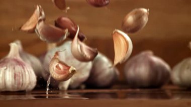Sarımsak ahşap bir masaya düşer. 1000 fps 'de yüksek hızlı bir kamerayla çekildi. Yüksek kaliteli FullHD görüntüler