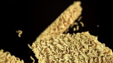 Anında erişteler uçar ve siyah arka plan üzerine düşer. 1000 fps 'de yüksek hızlı bir kamerayla çekildi. Yüksek kaliteli FullHD görüntüler