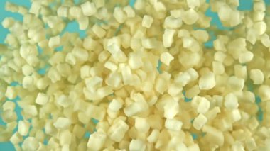 Mavi arka planda mozarella peyniri dilimleri uçuşuyor. 1000 fps 'de yüksek hızlı bir kamerayla çekildi. Yüksek kaliteli FullHD görüntüler