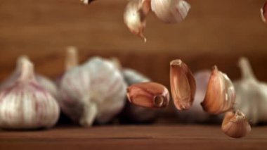 Sarımsak ahşap bir masaya düşer. 1000 fps 'de yüksek hızlı bir kamerayla çekildi. Yüksek kaliteli FullHD görüntüler