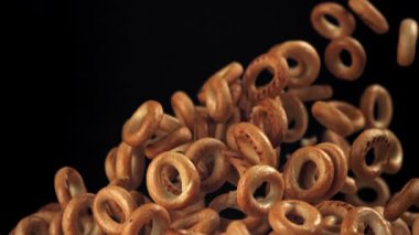 Direksiyondaki krakerler siyah arka planda yükselip alçalıyorlar. 1000 fps 'de yüksek hızlı bir kamerayla çekildi. Yüksek kaliteli FullHD görüntüler