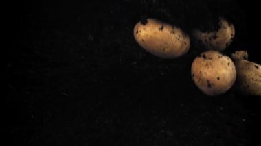 Patatesler uçar ve yere düşer. 1000 fps 'de yüksek hızlı bir kamerayla çekildi. Yüksek kaliteli FullHD görüntüler