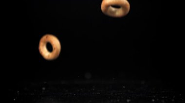 Krakerler masaya düşer. 1000 fps 'de yüksek hızlı bir kamerayla çekildi. Yüksek kaliteli FullHD görüntüler