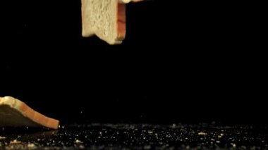 Ekmek parçaları masaya düşer. 1000 fps 'de yüksek hızlı bir kamerayla çekildi. Yüksek kaliteli FullHD görüntüler