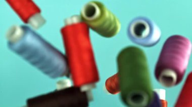 Masaya çok renkli iplikler düşer. 1000 fps 'de yüksek hızlı bir kamerayla çekildi. Yüksek kaliteli FullHD görüntüler