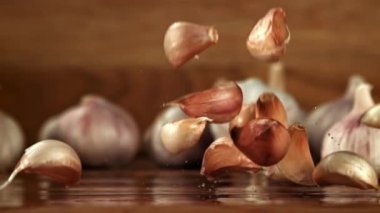 Sarımsak ahşap bir masaya düşer. 1000 fps 'de yüksek hızlı bir kamerayla çekildi. Yüksek kaliteli FullHD görüntüler