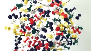 Çok renkli ataçlar yukarı uçar ve düşer. 1000 fps 'de yüksek hızlı bir kamerayla çekildi. Yüksek kaliteli FullHD görüntüler