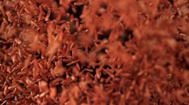 Kırmızı pirinç yukarı uçar ve düşer. 1000 fps 'de yüksek hızlı bir kamerayla çekildi. Yüksek kaliteli FullHD görüntüler