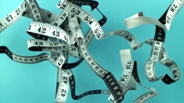 Mavi arka planda uçan mezura dikmek. 1000 fps 'de yüksek hızlı bir kamerayla çekildi. Yüksek kaliteli FullHD görüntüler