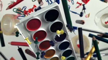 Farklı okul aletleri yukarı aşağı uçuyor. Okula dönelim. 1000 fps 'de yüksek hızlı bir kamerayla çekildi. Yüksek kaliteli FullHD görüntüler