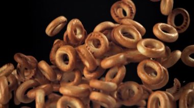 Direksiyondaki krakerler siyah arka planda yükselip alçalıyorlar. 1000 fps 'de yüksek hızlı bir kamerayla çekildi. Yüksek kaliteli FullHD görüntüler