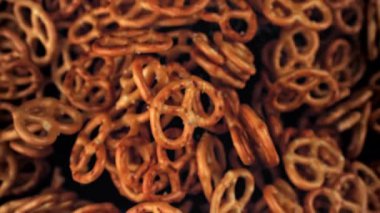 Tuzlu krakerler uçar ve siyah arka plana düşer. 1000 fps 'de yüksek hızlı bir kamerayla çekildi. Yüksek kaliteli FullHD görüntüler