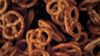 Tuzlu krakerler uçar ve siyah arka plana düşer. 1000 fps 'de yüksek hızlı bir kamerayla çekildi. Yüksek kaliteli FullHD görüntüler