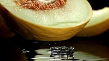 Karpuz parçaları ıslak bir yüzeye düşer. 1000 fps 'de yüksek hızlı bir kamerayla çekildi. Yüksek kaliteli FullHD görüntüler